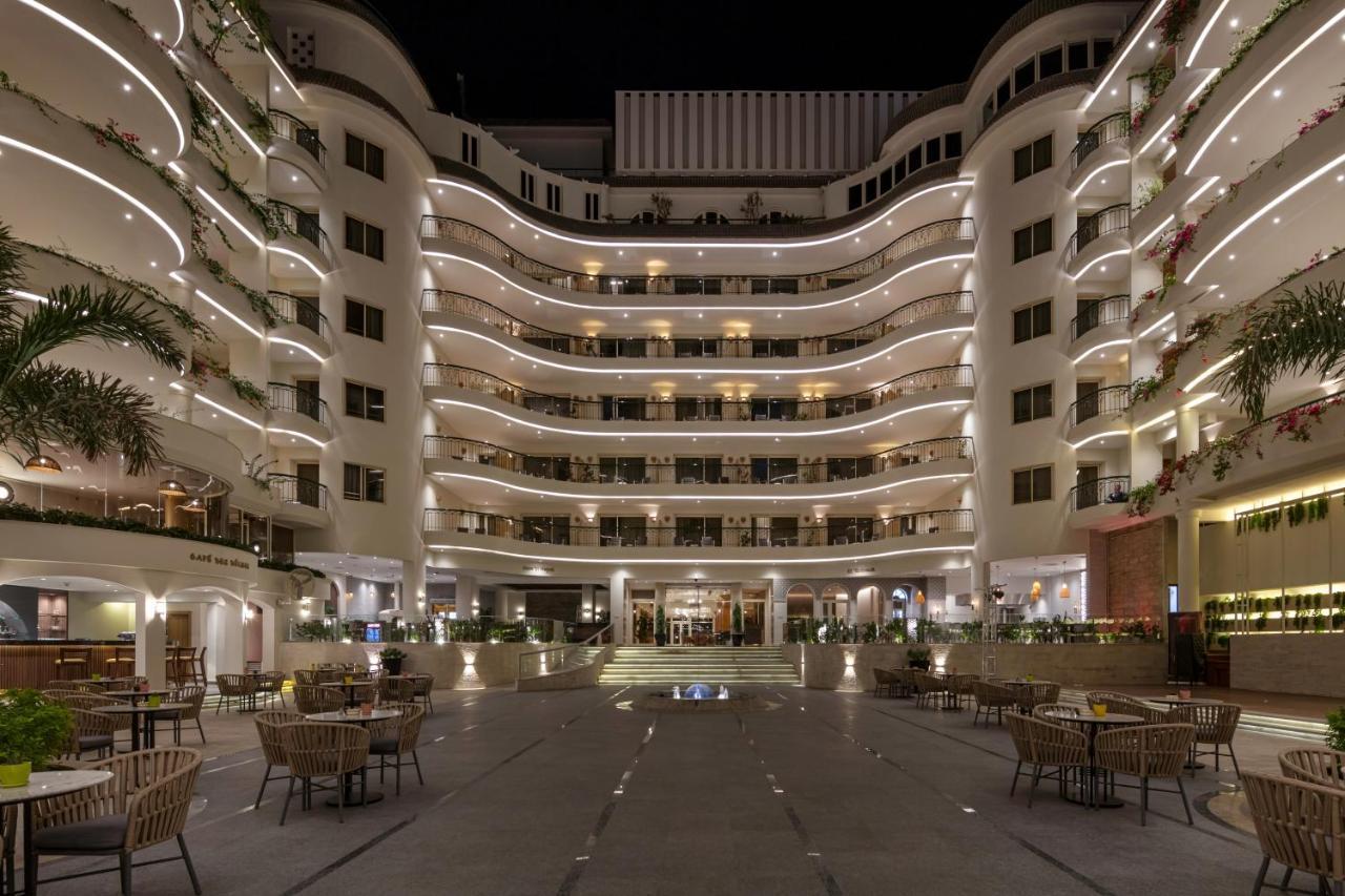 Steigenberger Nile Palace Luxor - Convention Center Exterior foto The hotel's courtyard