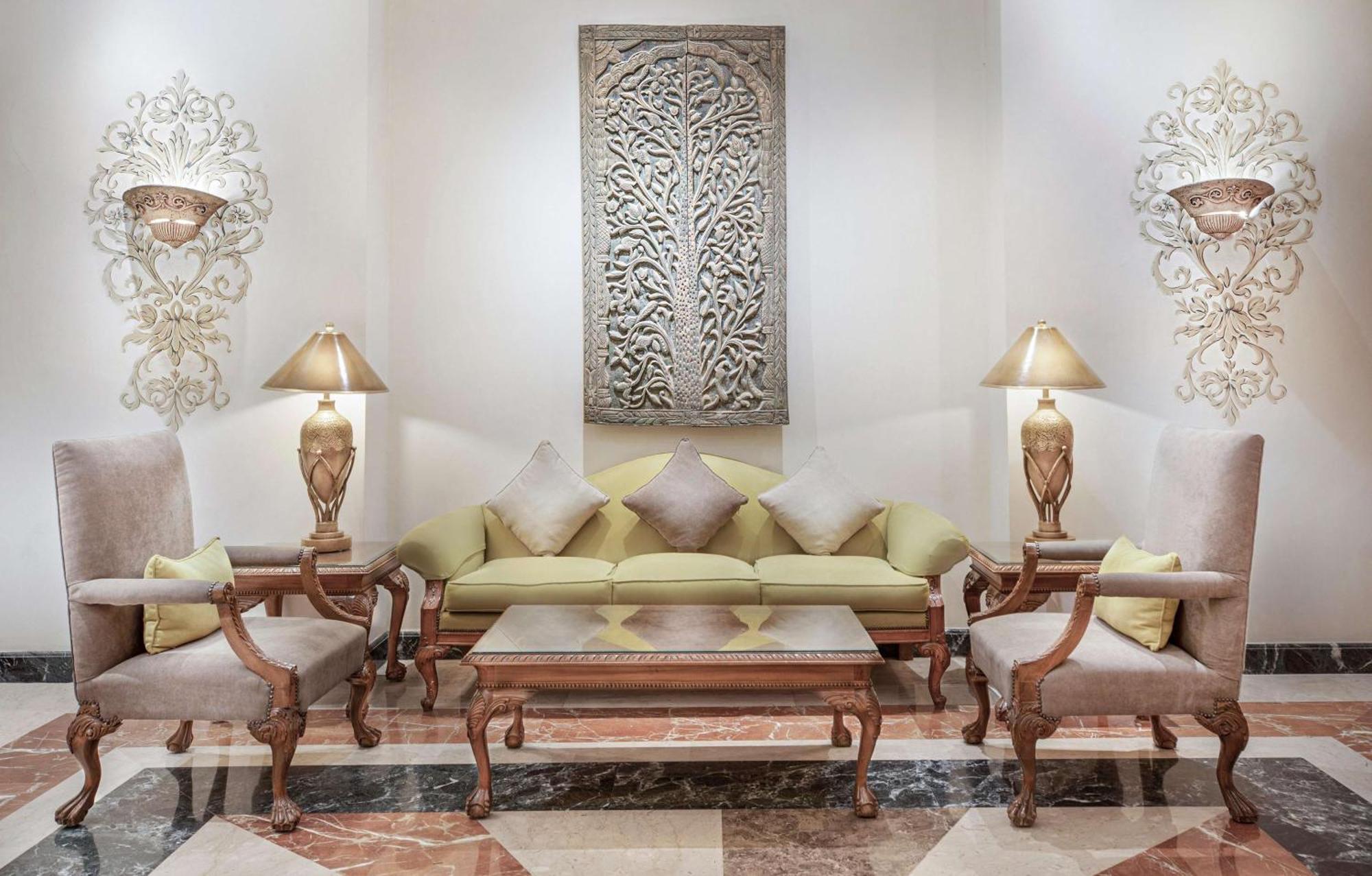 Steigenberger Nile Palace Luxor - Convention Center Exterior foto The lobby of the hotel
