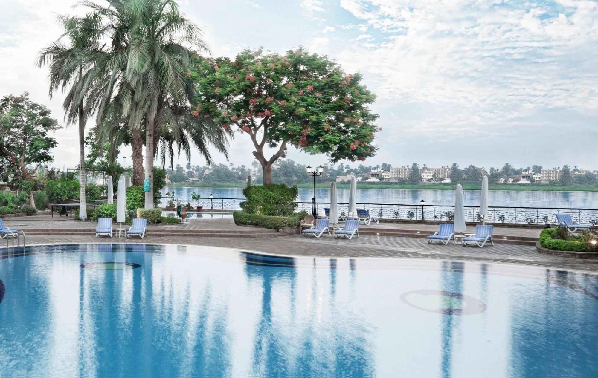 Steigenberger Nile Palace Luxor - Convention Center Exterior foto The Nile view from the hotel