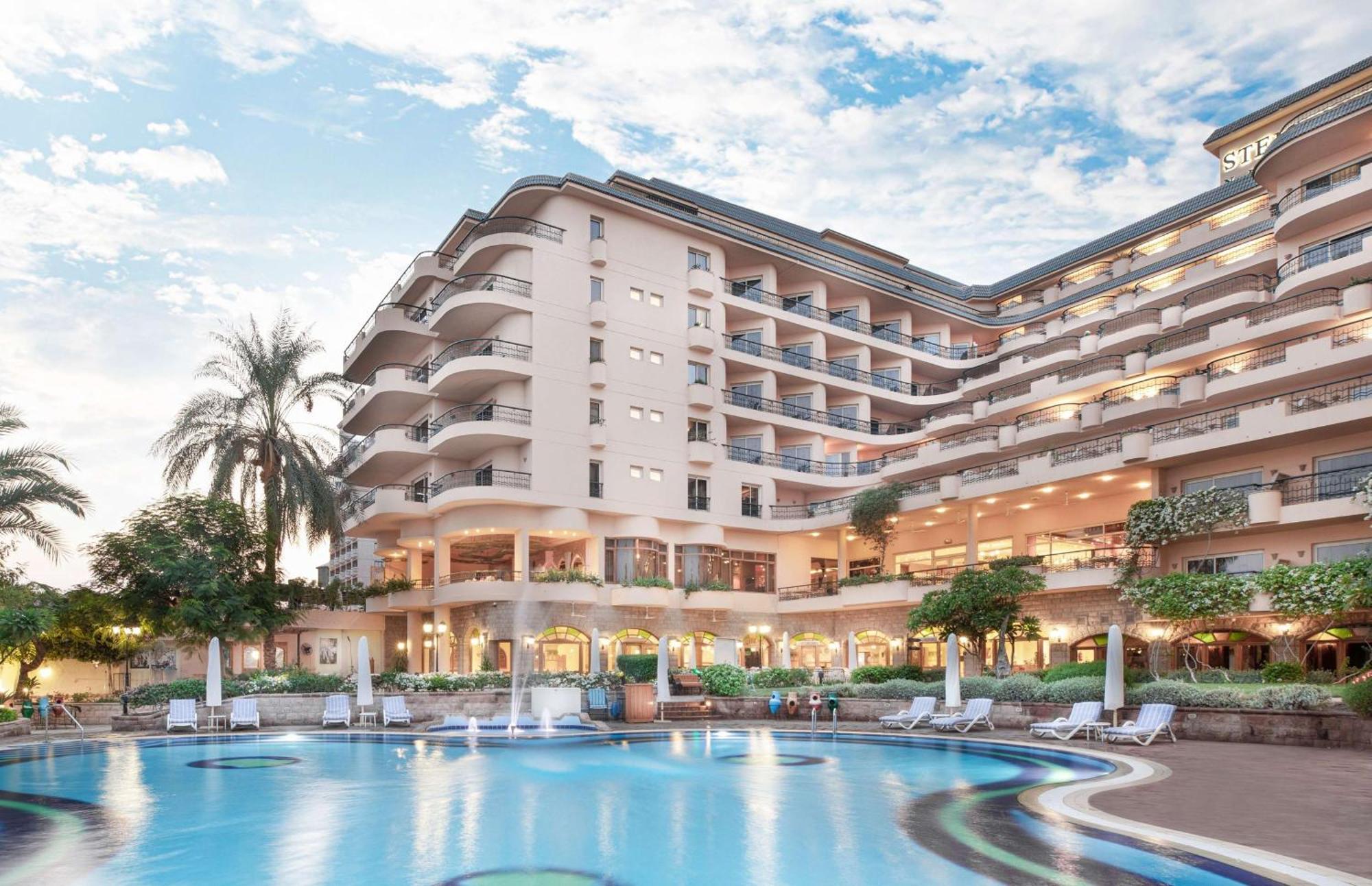 Steigenberger Nile Palace Luxor - Convention Center Exterior foto The Nile Hilton