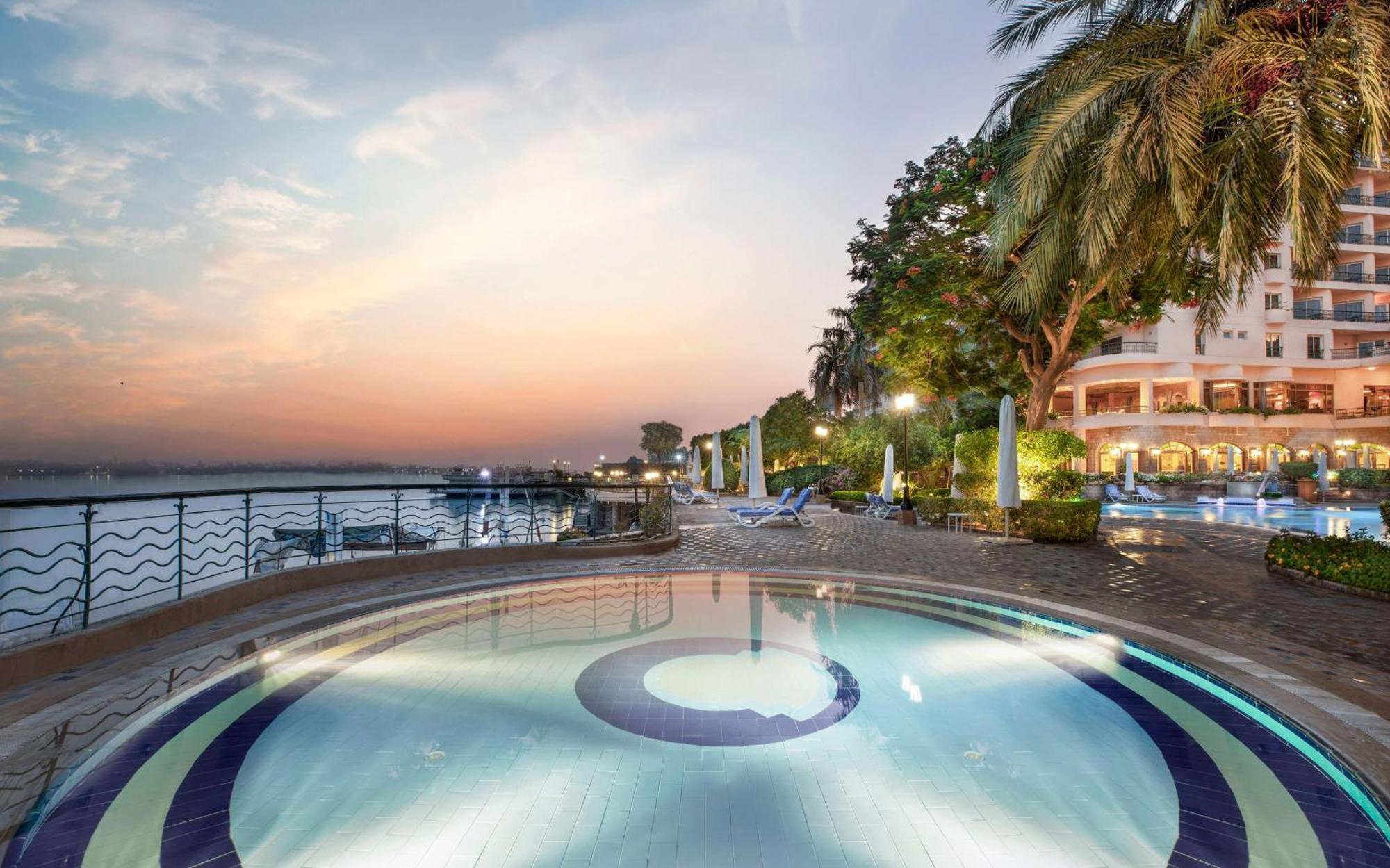 Steigenberger Nile Palace Luxor - Convention Center Exterior foto The pool at the Grand Hotel